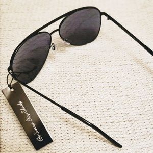 Quay Vivienne Sunglasses in Black/Smoke